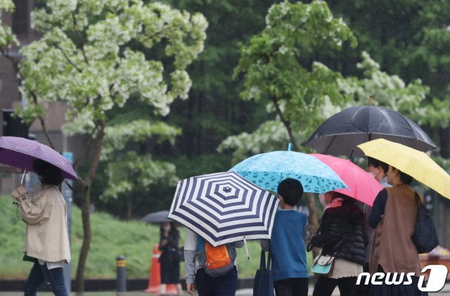 전국적으로 비가 내리는 9일 서울 종로구 광화문광장 일대에서 우산을 쓴 시민들이 걸음을 재촉하고 있다. 2020.5.9 © News1