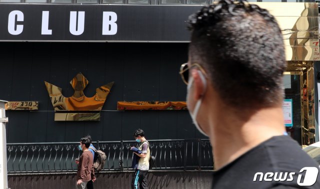 8일 신종코로나 바이러스 감염증(코로나19) 확진자가 다녀가면서 폐쇄된 서울 용산구 우사단로 한 클럽이 닫혀 있다.© News1