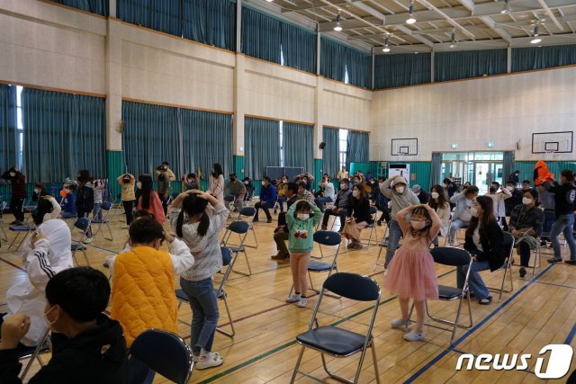 5월3일 규모 3.1의 지진 발생 이후 해남군 산이초등학교 강당에서 열린 지진대피 훈련. /© 뉴스1