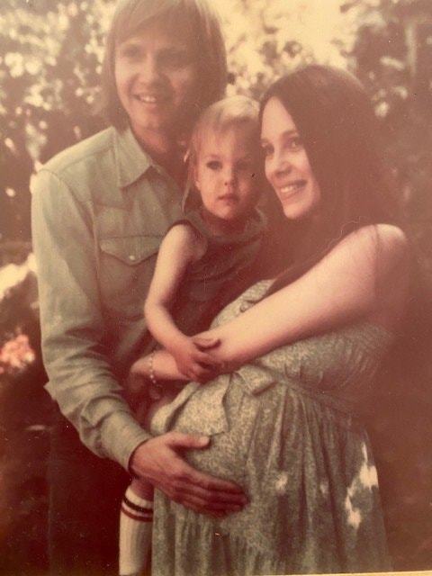 안젤리나 졸리의 어머니 마셸린 버트런드(오른쪽)와 아버지 존 보이트(맨 왼쪽)이 1975년 졸리를 임신했을 때 아들 제임스와 함께 찍은 사진.
