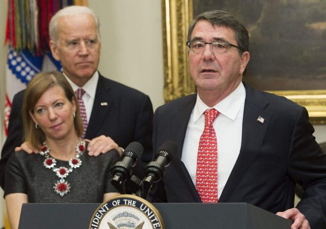 2015년 애슈턴 카터 당시 미국 신임 국방장관(오른쪽)이 소감을 말할 때 그의 부인 스테퍼니 카터 여사(왼쪽 아래)의 어깨에 손을 얹고 있는 조 바이든(왼쪽 위). 로스앤젤레스타임스 웹사이트