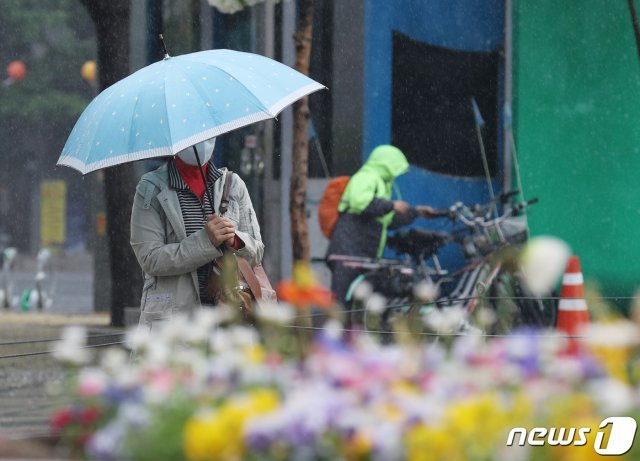 서울 종로구 광화문광장 일대에서 우산을 쓴 시민들이 걸음을 재촉하고 있다. © News1