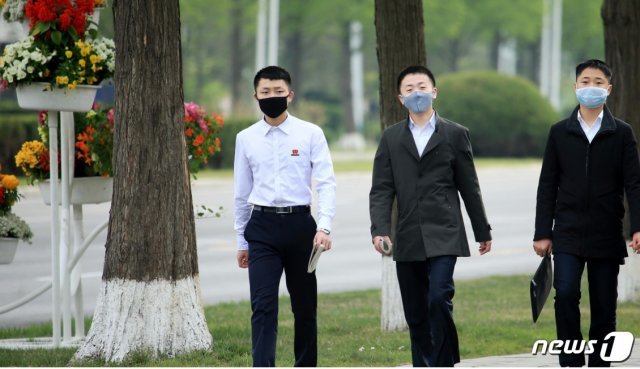 북한 선전매체 ‘서광’은 지난 7일 평양 주민들의 봄맞이 옷차림과 머리 모양을 공개했다. 사진은 패기형 머리 모양을 한 남학생들의 모습.(‘서광’ 갈무리)