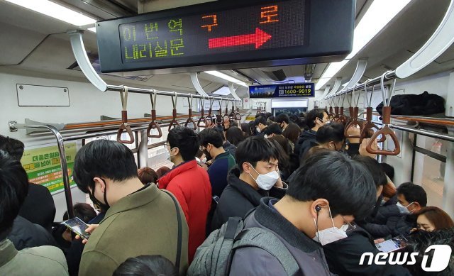 구로구 신도림동 콜센터에서 신종 코로나바이러스 감염증(코로나19) 집단감염이 발생한 가운데 12일 오전 마스크를 쓴 시민들로 가득한 열차가 서울 지하철 신도림역 승강장에 도착하고 있다. 2020.3.12 © News1