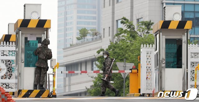 10일 오전 서울 용산구 국방부 정문 앞으로 장병들이 지나고 있다. 2020.5.10/뉴스1 © News1