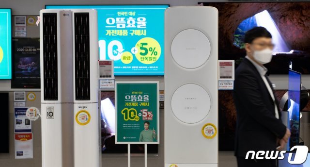 서울 시내의 한 대형 가전제품 매장에 에어컨이 진열돼있다. 2020.3.23 © News1