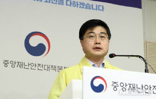 윤태호 중앙사고수습본부 방역총괄반장(보건복지부 공공보건정책관)이 11일 정부세종청사 복지부 브리핑실에서 브리핑을 하고 있다. News1