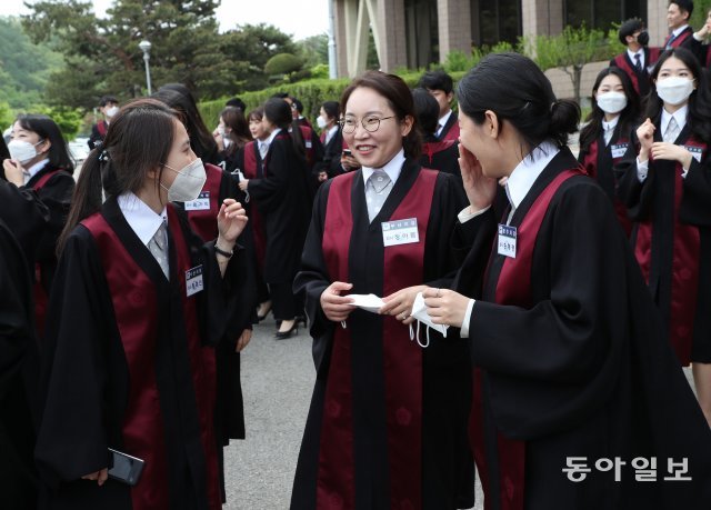 신임검사들이 임관식을 마친 후, 모처럼 여유있게 이야기를 나누고있다.