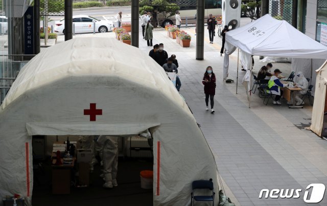 이태원 클럽 관련 신종 코로나바이러스 감염증(코로나19)의 지역 발생 확진자가 늘고 있는 10일 오후 서울 용산구보건소에 마련된 선별진료소를 찾은 시민들이 검사를 위해 줄을 서 있다. 정은경 중앙방역대책본부장은 이날 정례브리핑에서 “이태원 클럽 관련 확진자는 현재까지 총 54명“이라고 밝혔다. 2020.5.10/뉴스1 © News1