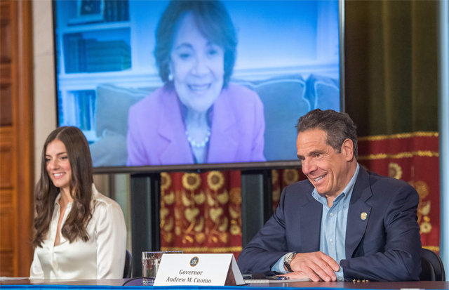 앤드루 쿠오모 미국 뉴욕 주지사(오른쪽)와 막내딸 미케일라가 ‘어머니의 날’인 10일(현지 시간) 코로나19 정례 기자회견에서 모친 마틸다 여사와 화상 통화를 하고 있다. 사진 출처 뉴욕주 홈페이지