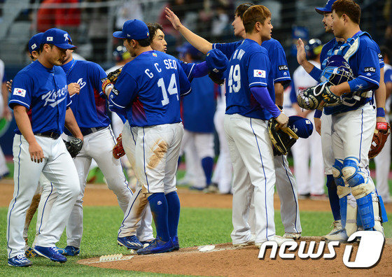 9일 오후 서울 구로구 고척스카이돔에서 열린 2017년 월드베이스볼클래식(WBC) 1라운드 한국과 대만의 경기에서 한국 대표팀 선수들이 하이파이브를 나누고 있다. 이날 경기는 한국이 대만을 상대로 11-8로 승리했다. 2017.3.9 © News1