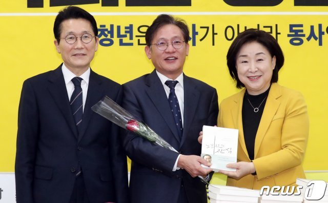배진교 정의당 신임 원내대표(가운데). 2020.3.8/뉴스1 © News1