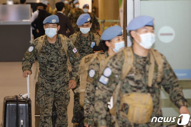 아프리카 남수단에 파견됐던 한빛부대 11진 장병들이 28일 오전 에티오피아 항공 전세기를 이용해 인천국제공항에 도착, 이동하고 있다. 2020.3.28/뉴스1 © News1