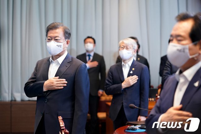 문재인 대통령이 12일 청와대 여민관에서 열린 국무회의에서 국민의례를 하고 있다. (청와대 제공) 2020.5.12/뉴스1 © News1