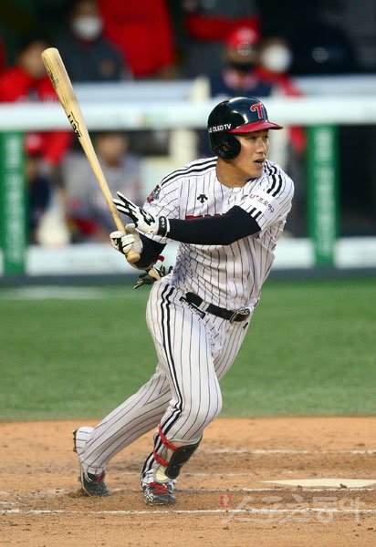 12일 서울 잠실야구장에서 ‘2020 신한은행 SOL KBO 리그‘ SK 와이번스와 LG 트윈스의 경기가 열렸다. 3회말 무사 1루 LG 이천웅이 좌전 안타를 치고 있다. 잠실｜김종원 기자 won@donga.com