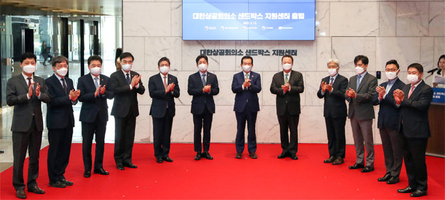 12일 서울 중구 대한상공회의소에서 열린 ‘민간 샌드박스 지원센터’ 출범식에서 정세균 국무총리(왼쪽에서 일곱 번째)와 박용만 대한상의 회장(왼쪽에서 여덟 번째) 등 참석자들이 기념촬영을 하고 있다. 사진공동취재단