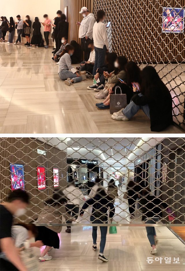 14일부터 일부 제품의 가격을 7∼17% 인상할 예정인 샤넬 핸드백을 구매하기 위해 12일 오전 서울 강남에 있는 한 백화점 앞에서 고객들이 줄지어 앉아 개장을 기다렸다(위 사진). 이들은 백화점 셔터가 열리자마자 매장으로 내달리기 시작했다. 송은석 기자 silverstone@donga.com