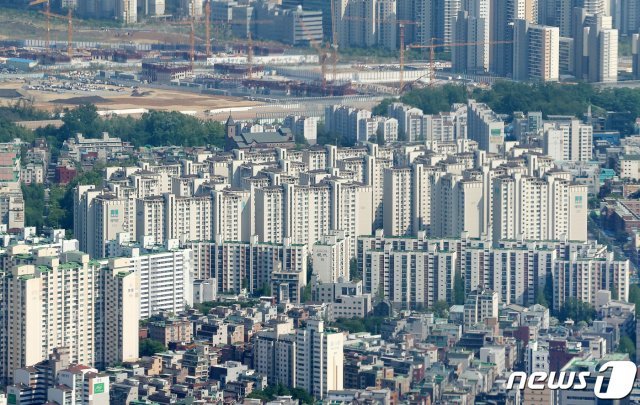 서울 송파구 롯데월드타워 전망대에서 바라본 강남구 아파트 단지의 모습. 2020.5.4 © News1