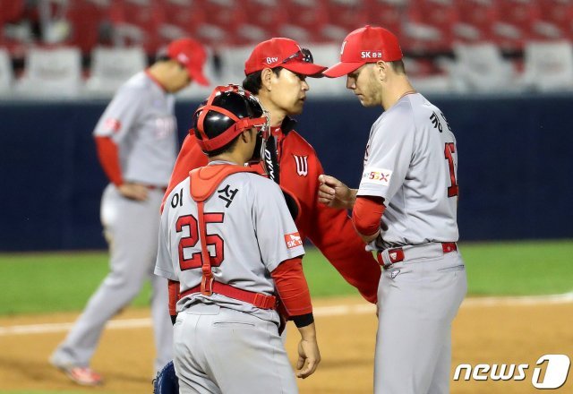 12일 서울 잠실야구장에서 열린 프로야구 KBO리그 SK 와이번스와 LG 트윈스의 경기에서 4회말 2사 만루 SK 킹엄이 LG 박용택에 2타점 적시타를 허용한 뒤 강판당하고 있다. 2020.5.12 © News1