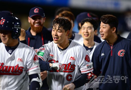 13일 부산 사직야구장에서 ‘2020 신한은행 SOL KBO리그‘ 롯데 자이언츠와 두산 베어스의 경기가 열렸다. 9회말 무사에서 롯데 민병헌이 끝내기 홈런을 날린 뒤 동료들과 기쁨을 나누고 있다. 부산｜김민성 기자 marineboy@donga.com