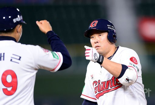 12일 부산 사직야구장에서 ‘2020 신한은행 SOL KBO리그‘ 롯데 자이언츠와 두산 베어스의 경기가 열렸다. 7회말 무사에서 롯데 안치홍이 안타를 날린 뒤 오태근 코치의 환영을 받고 있다. 안치홍은 3안타를 날렸다. 부산｜김민성 기자 marineboy@donga.com