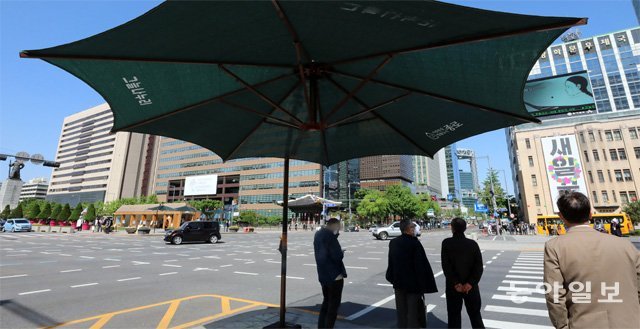 13일 오후 서울 종로구 세종대로 사거리 교통섬에 햇빛을 피하기 위한 그늘막이 설치됐다. 전영한 기자 scoopjyh@donga.com