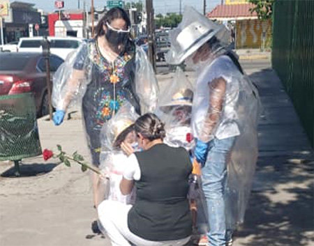 멕시코 간호사 아나이 로페스 씨가 10일 어머니의 날을 맞아 비닐을 뒤집어쓰고 병원을 깜짝 방문한 어린
딸들과 포옹하고 있다. 사진 출처 Mayra MPo 페이스북