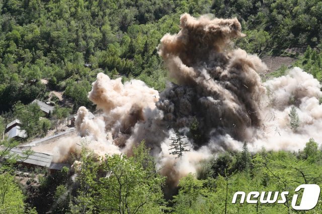 지난 2018년 함경북도 풍계리 핵실험 관리 지휘소시설 폭파순간 목조 건물들이 폭파 되며 산산이 부숴지고 있다. © News1 사진공동취재단