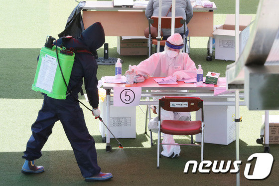 인천 지역에서 ‘서울 이태원 클럽발’ 신종 코로나 바이러스 감염증(코로나19) 확진자가 무더기로 발생한 가운데 13일 인천 미추홀구청에 마련된 코로나19 선별진료소에서 미추홀구 방역관계자들이 방역작업을 하고 있다.  사진=뉴스1