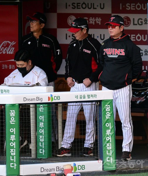 13일 서울 잠실야구장에서 ‘2020 신한은행 SOL KBO 리그‘ SK 와이번스와 LG 트윈스의 경기가 열렸다. LG 류중일 감독이 경기를 바라보고 있다. 잠실｜김종원 기자 won@donga.com