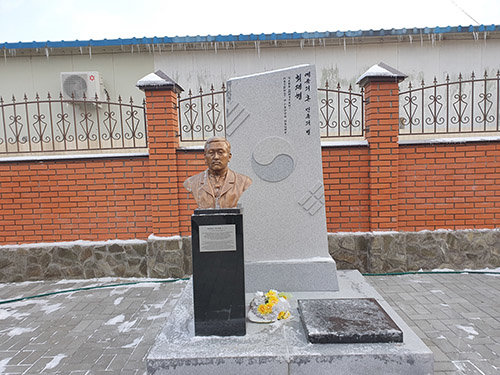 러시아 우수리스크 최재형 기념관에 조성된 최재형의 동상.