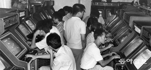 1980년대 한국의 전자오락실 풍경. 오락기는 당시 최첨단 정보기술(IT) 기기였다. 이 앞에 앉는 어린이는 정신을 잃고 다른 세계로 갔다. 영화 ‘매트릭스’ 속 네오나 진배없었다. 동아일보DB