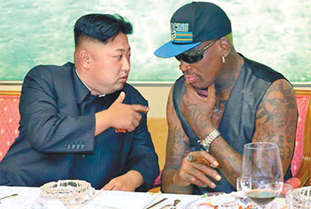 2013년 북한을 처음 방문한 미국프로농구(NBA) 선수 출신 데니스 로드먼(오른쪽)이 김정은 북한 국무위원장과 식사 도중 대화를 나누고 있다. 사진 출처 노동신문