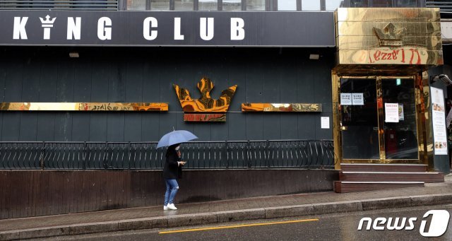 ‘이태원 클럽발’ 신종 코로나바이러스 감염증(코로나19)이 확산되고 있는 15일 오전 코로나19 확진자가 방문 후 폐쇄된 서울 용산구 이태원의 한 클럽 앞으로 한 시민이 지나가고 있다. 2020.5.15/뉴스1 © News1