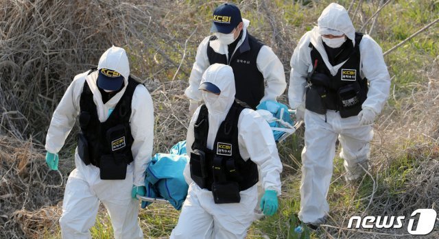 지난 4월23일 전북 진안군 한 천변에서 같은 달 14일 실종된 A씨(34·여)로 추정되는 시신이 발견된 가운데 현장에 나온 과학수사 관계자들이 시신을 옮기고 있다. 2020.4.23 /뉴스1 © News1