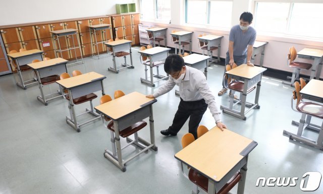 지난 4일 서울 양천구 금옥여자고등학교에서 선생님들이 교실 책상 간격을 벌리고 있다. 2020.5.4/뉴스1 © News1