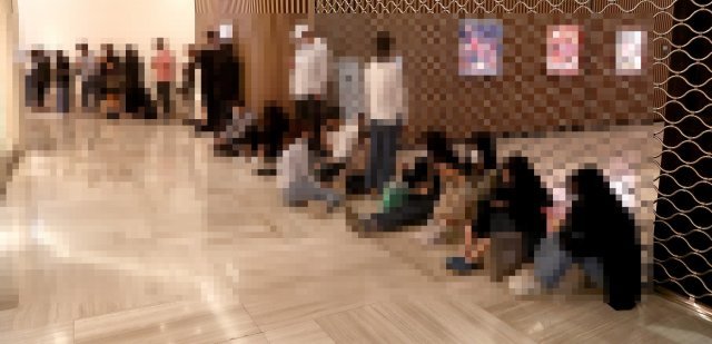 강남의 모 백화점 후문 매장 앞 분위기가 심상치 않습니다. 송은석기자 silverstone@donga.com