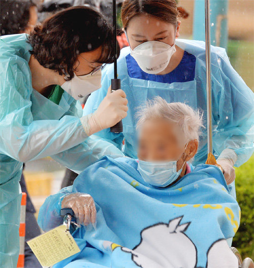 국내 최고령 신종 코로나바이러스 감염증 확진자인 104세의 최모 할머니가 완치 판정을 받아 15일 경북 포항의료원에서 퇴원하고 있다. 포항=뉴스1