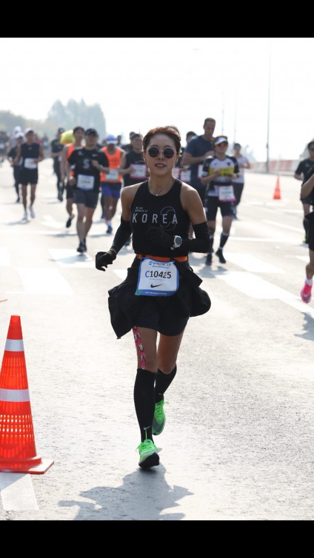 치과의사 윤미진 씨는 2010년부터 달리기에 입문해 새벽에 운동하고 있다. 지난해 JTBC마라톤에서 달리고 있는 모습. 윤미진 씨 제공.