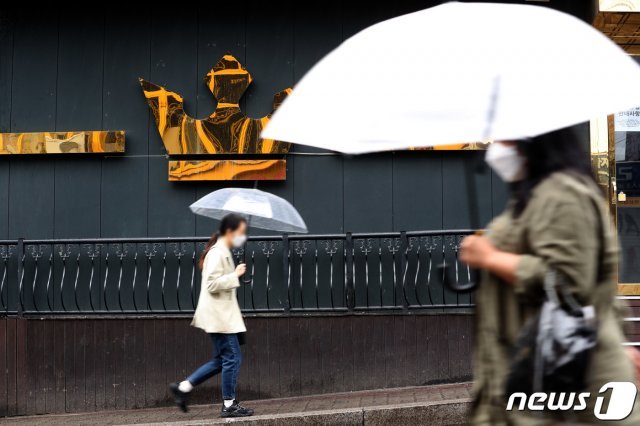 코로나19 확진자가 방문 후 폐쇄된 서울 용산구 이태원의 한 클럽 앞으로 한 시민이 지나가고 있다. /뉴스1 © News1