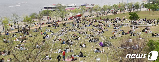 지난 2일 오후 서울 영등포구 여의도 한강공원을 찾은 시민들이 봄나들이를 즐기고 있다. /뉴스1 © News1