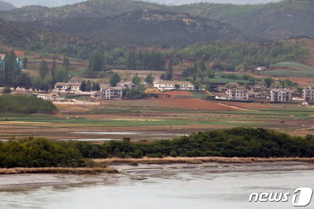 경기 파주시 오두산 통일전망대에서 바라본 북한 황해북도 개풍군 마을. 2020.5.8/뉴스1 © News1