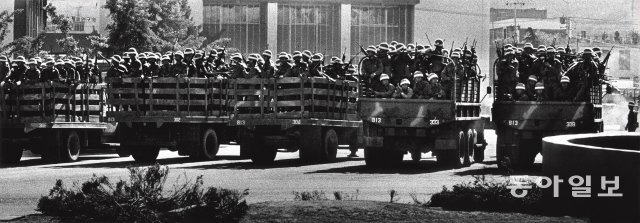 ＜5·18광주민주화운동＞ 광주에 투입된 계엄군들이 트럭에 탄채 대기하고있다.