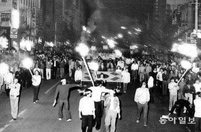 ＜광주민주화운동＞ 1980년 5월 16일 밤 광주시내에서 횃불데모를 벌이는 대학생들.