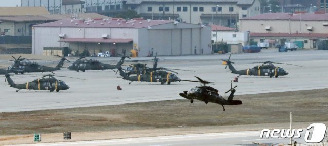 경기도 평택 캠프 험프리스에서 헬기가 이륙하고 있다. 2020.2.27 © News1