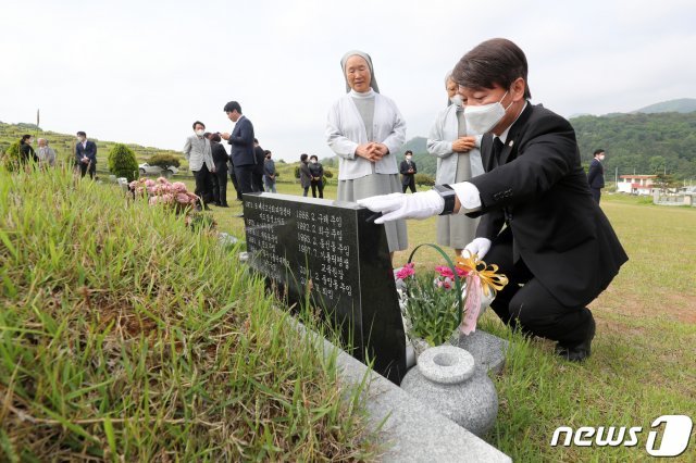 안철수 국민의당 대표가 17일 오전 전남 담양군 월산면 천주교공원묘원을 찾아 조비오 신부 묘비를 어루만지고 있다. 2020.5.17 © News1