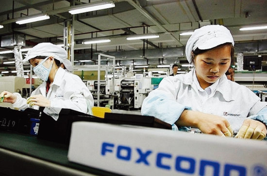 미국 애플의 최대 하청업체인 대만 폭스콘의 직원들이 베트남 공장에서 아이폰을 조립하고 있다. [Vietnaminsider]