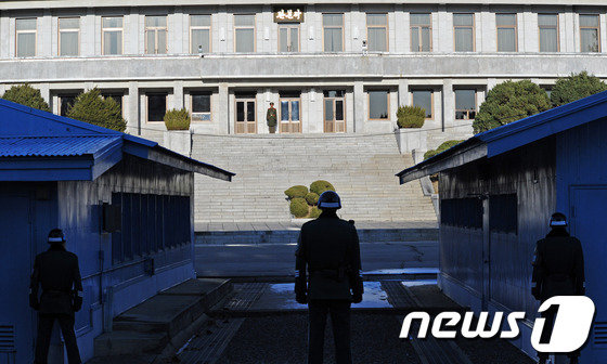 경기도 파주 비무장지대 내 판문점 공동경비구역(JSA)에서 남북한 병사들이 마주하고 있다.