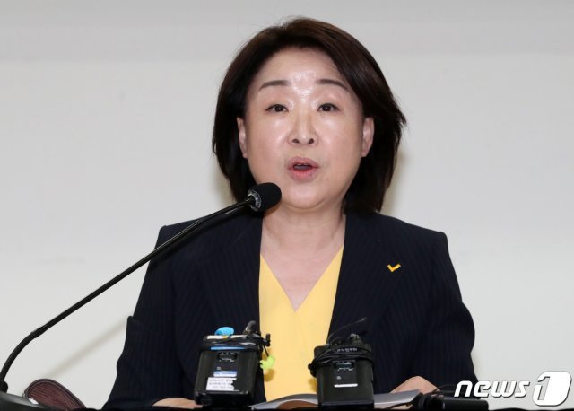 심상정 정의당 대표가 17일 오후 서울 여의도 국회 의원회관에서 열린 전국위원회에서 모두발언을 하고 있다. 2020.5.17/뉴스1 © News1