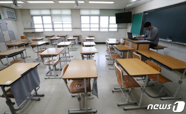 지난 15일 오전 대전 대전괴정고등학교 교실에서 교사가 원격수업을 진행하고 있다./뉴스1 © News1